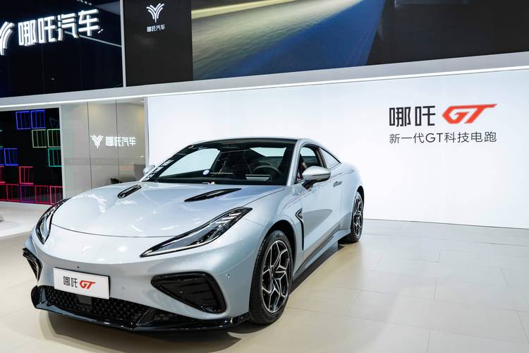 广州19哪吒汽车在智能汽车领域的表现，领途汽车在新能源汽车市场中的影响力